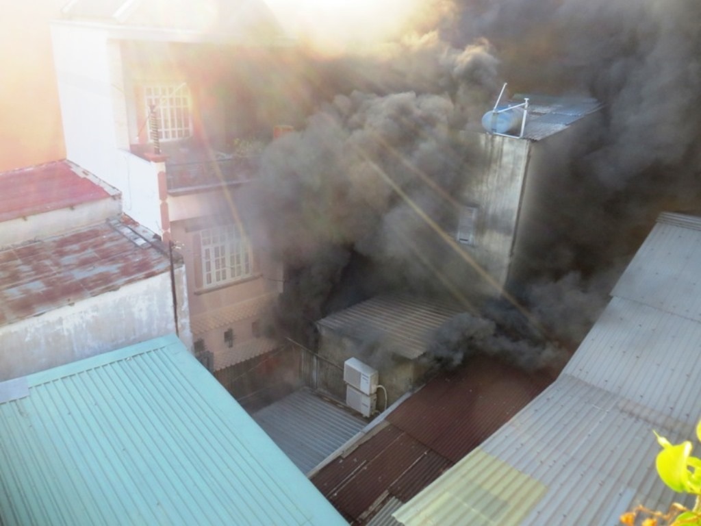 Khói lửa bao trùm căn nhà trên đường Hậu Giang.