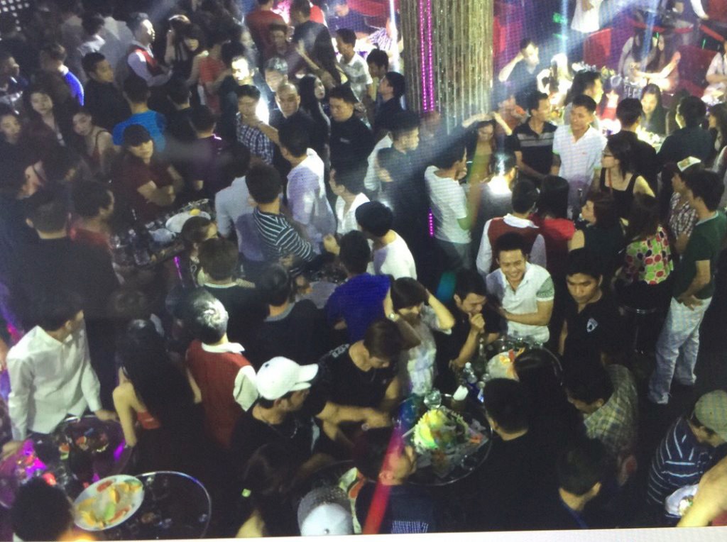 Đến rạng sáng nhưng bên trong bar Club Số 5 vẫn đông nghẹt người tụ tập vui chơi