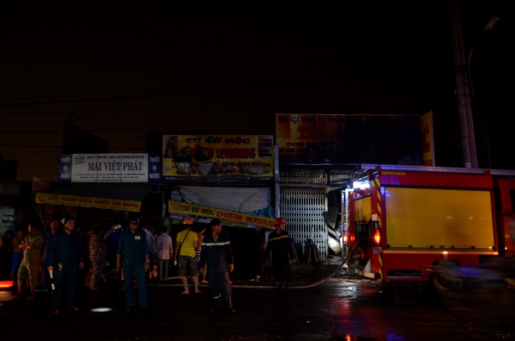 Hiện trường vụ cháy 3 căn nhà trên quốc lộ 50