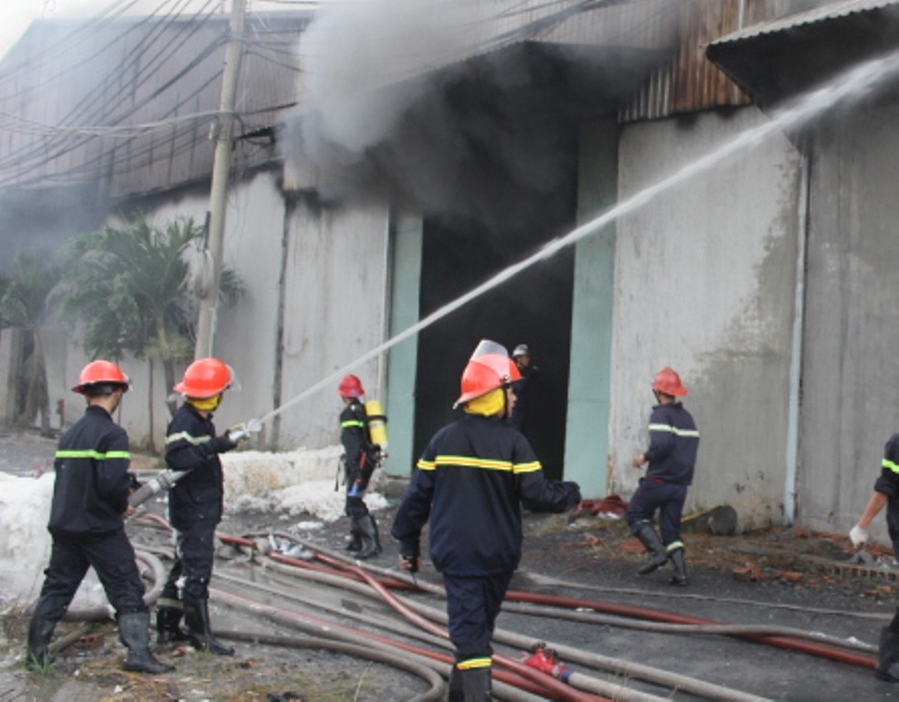 Lính cứu hỏa tích cực chiến đấu với ngọn lửa.