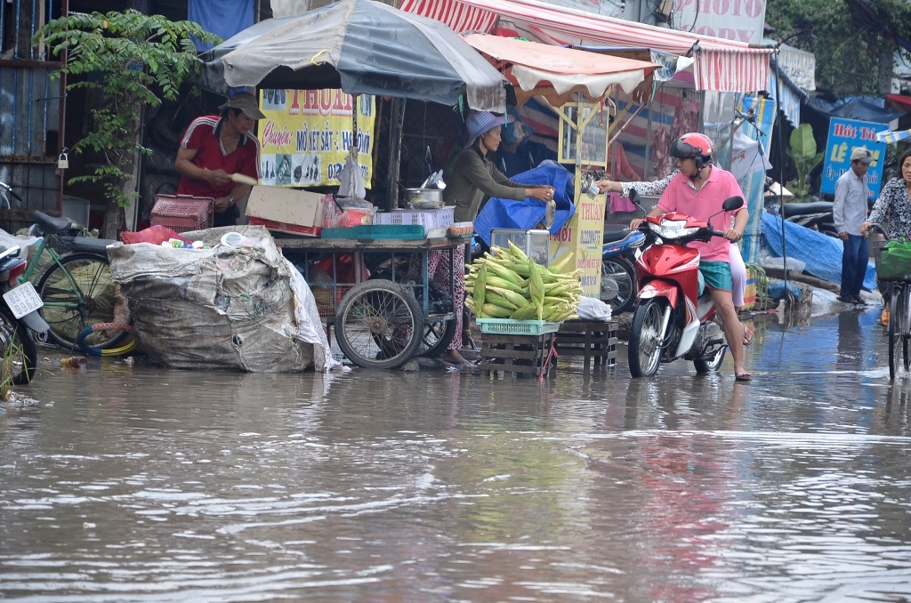 Buôn bán trong cảnh ngập nước
