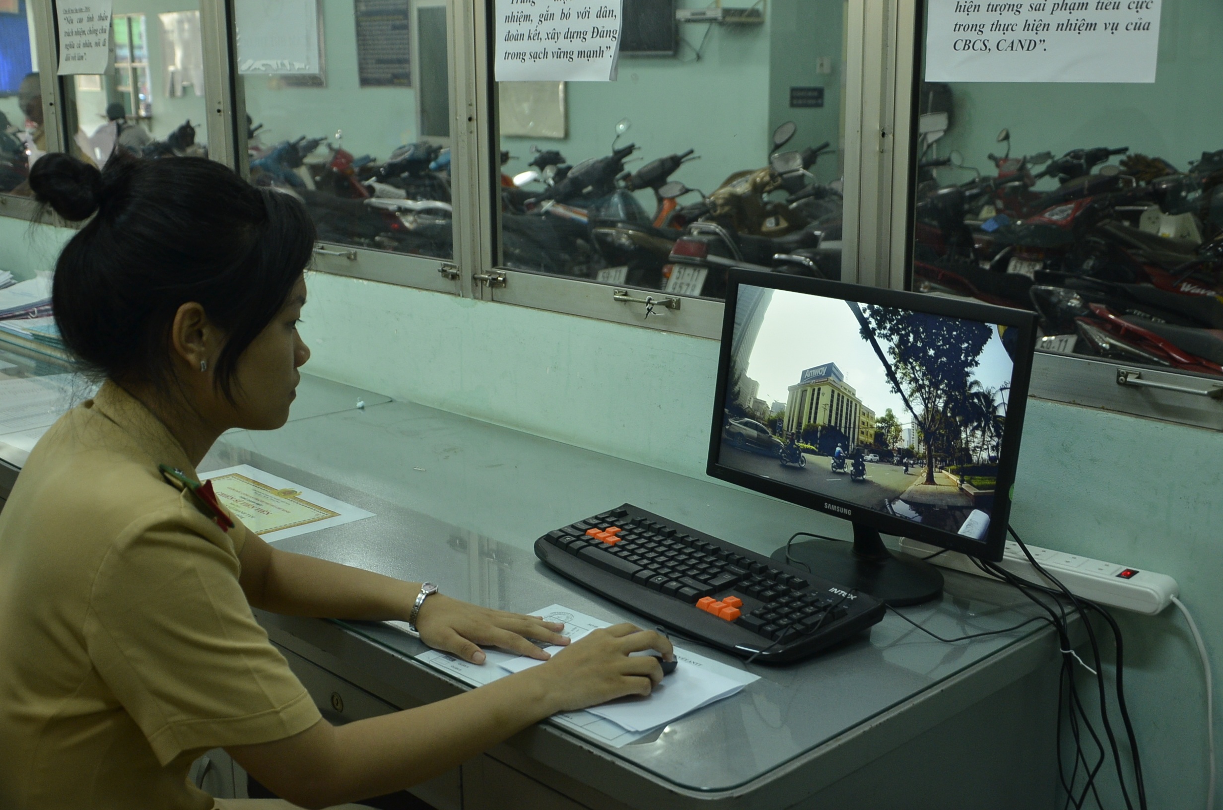 Sau khi kết thúc buổi tuần tra, các hình ảnh trong camera sẽ được trích xuất vào máy tính lưu trữ