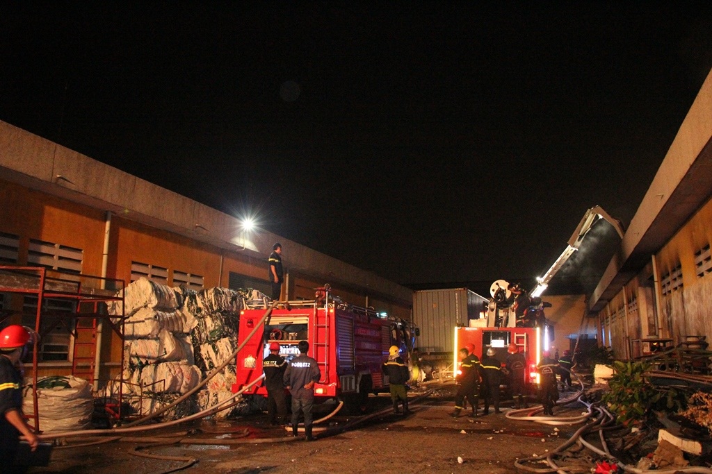 Đến hơn 21h, đám cháy đã được khống chế không để cháy lan sang các khu vực bên cạnh.