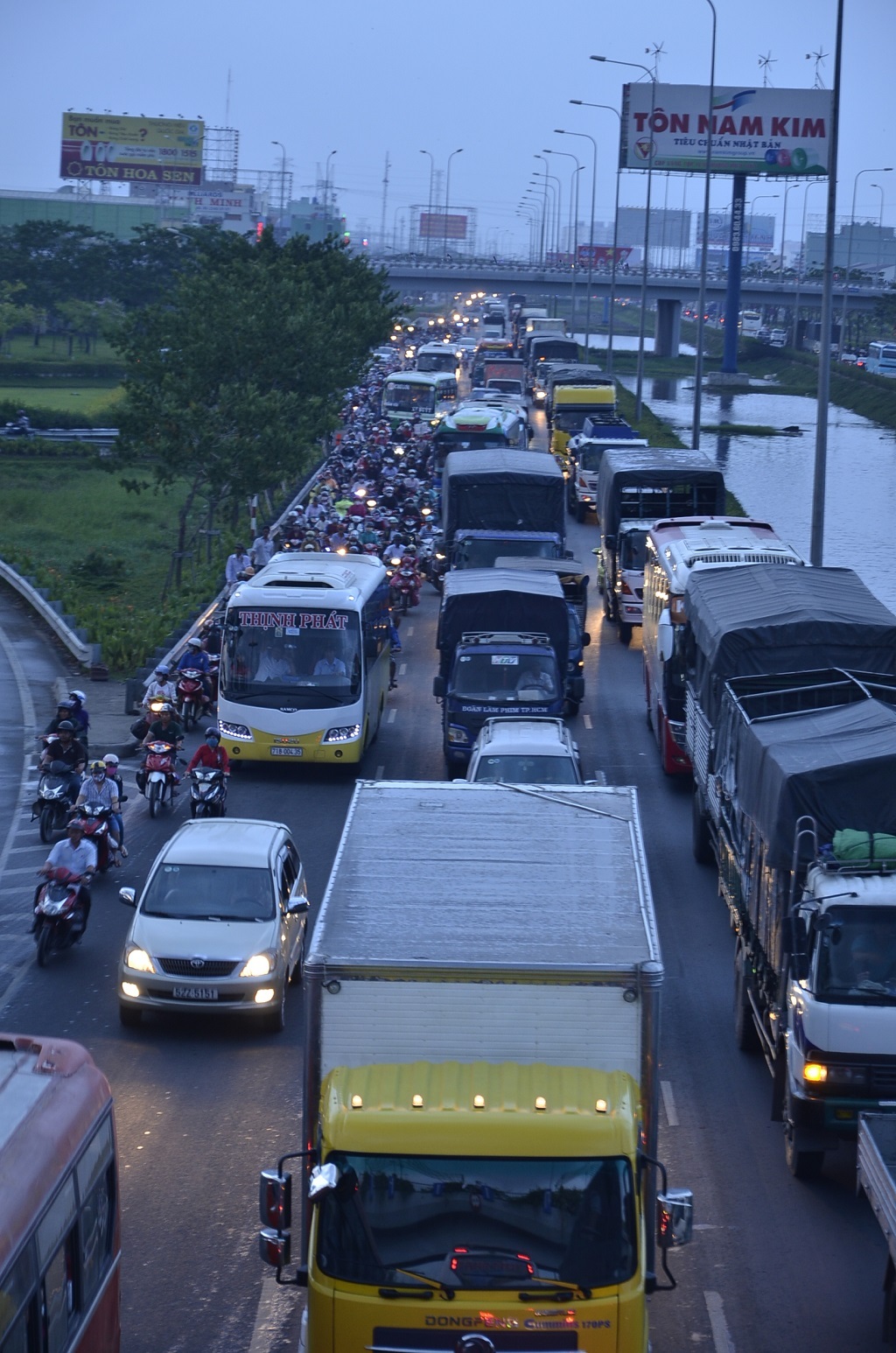 Tình trạng kẹt xe kéo dài hướng về miền Tây