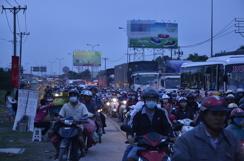Người dân ùn ùn về quê nghỉ lễ, quốc lộ 1A tắc nghiêm trọng - 15 Ngao ngán với cảnh về quê nghỉ lễ