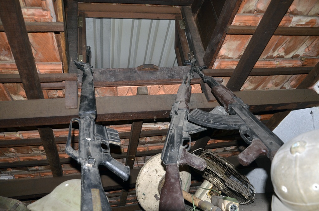 Cửa hầm nổi thông lên mái nhà để các chiến sĩ thoát ra ngoài bằng một sợi dây thừng.