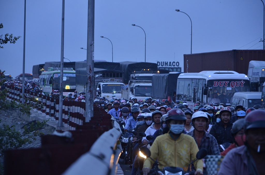 Đến 19h cùng ngày, tình trạng kẹt xe vẫn chưa có dấu hiệu hạ nhiệt