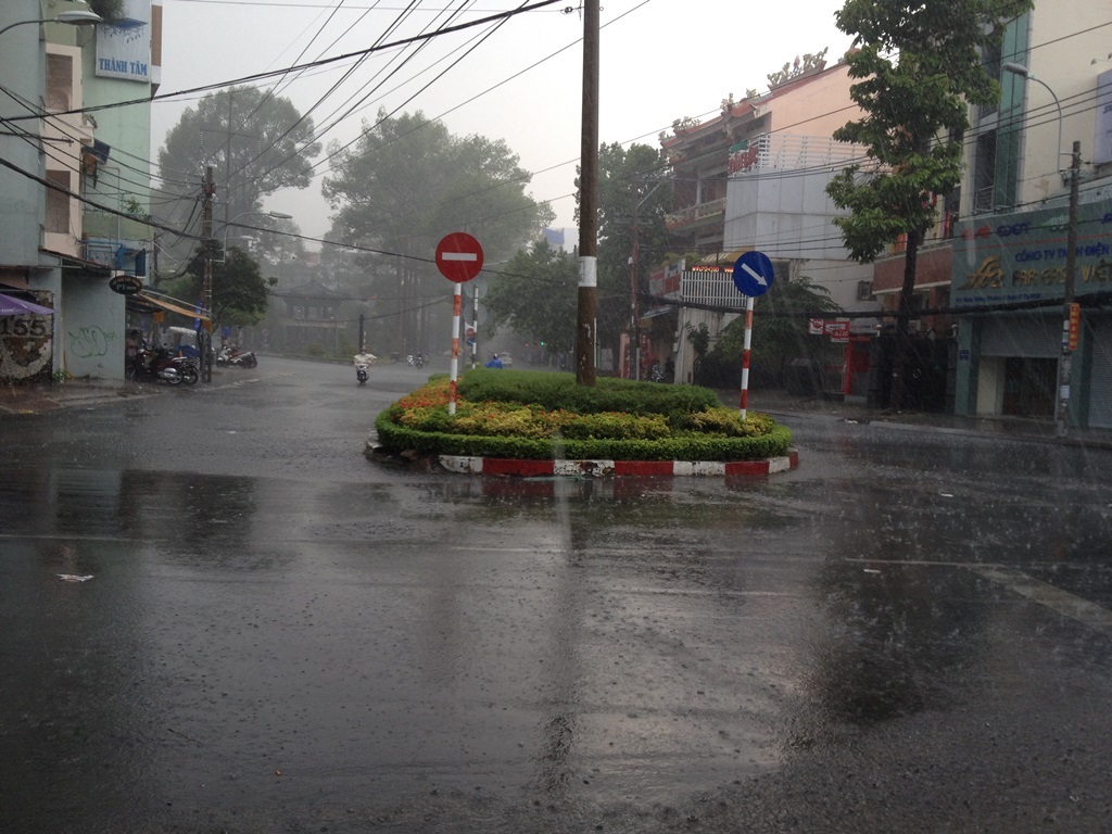 Cơn mưa trút nước vào chiều 12/4