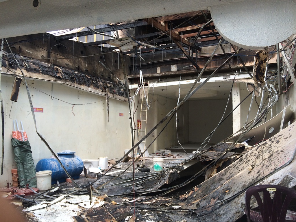 Hiện trường vụ cháy căn nhà đang sửa ở quận 7