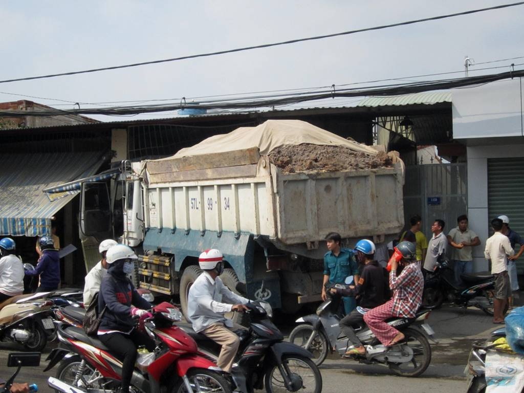 Hiện trường xe ben lao vào nhà dân