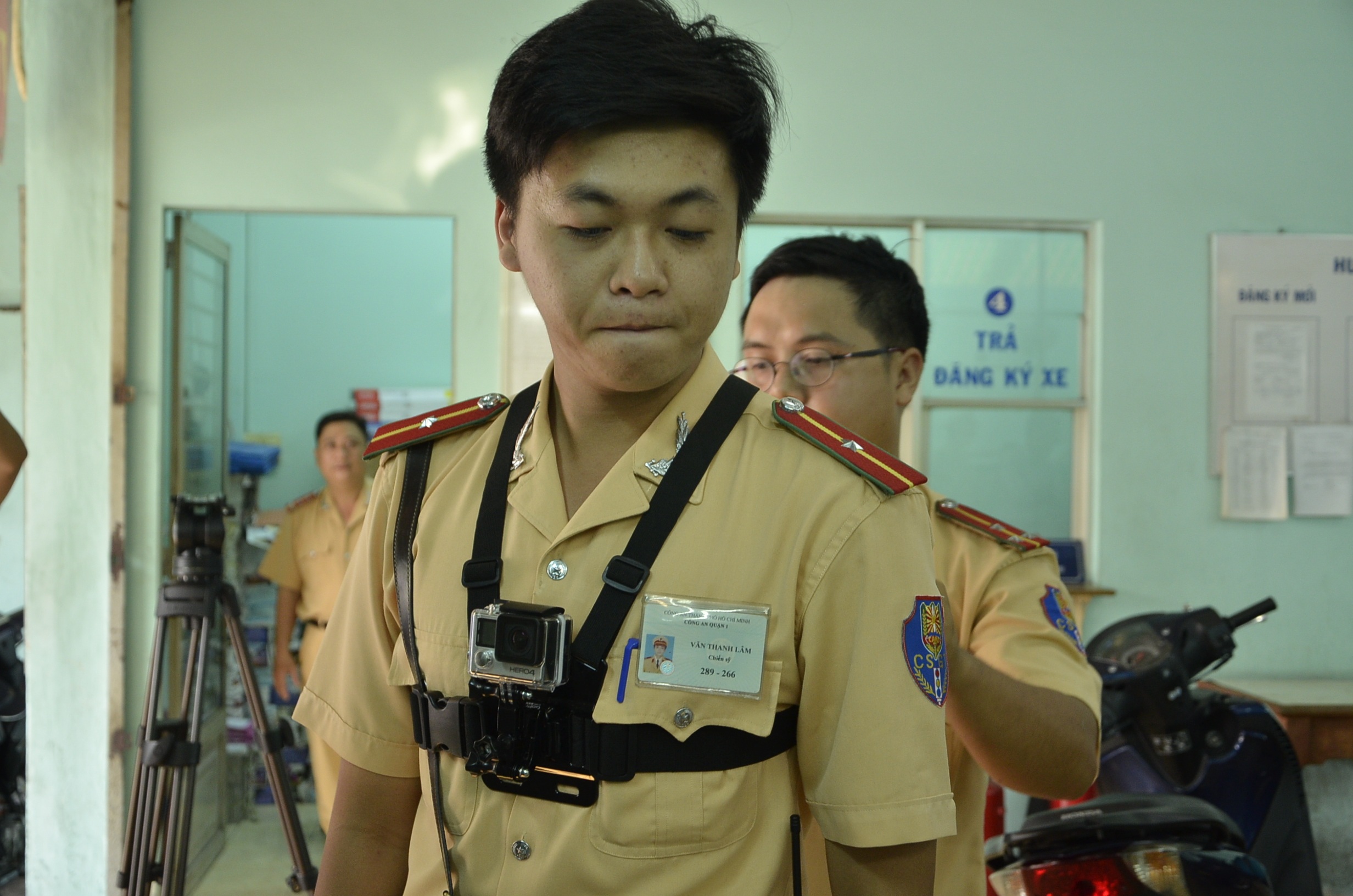 Một chiếc camera được gắn trước ngực CSGT để làm nhiệm vụ