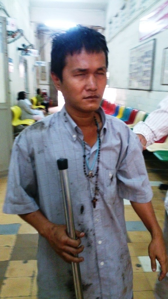 Người bán vé số khiếm thị rơi xuống cống thoát nước sâu 3m - 2 Anh Thành được đưa vào bệnh viện kiểm tra vết thương