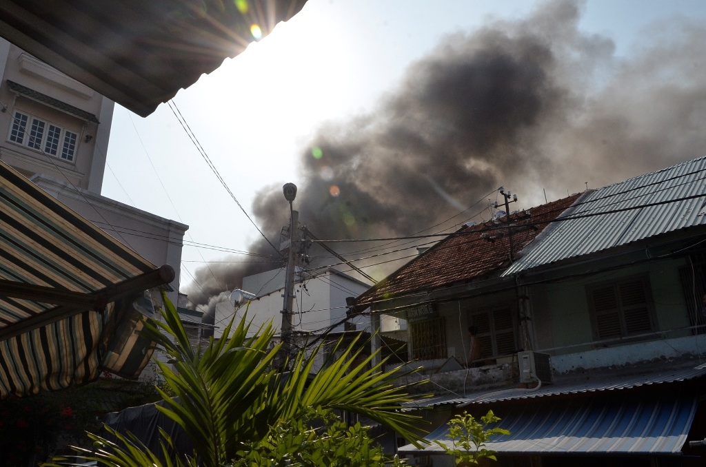 Khói bao trùm khu nhà phía sau