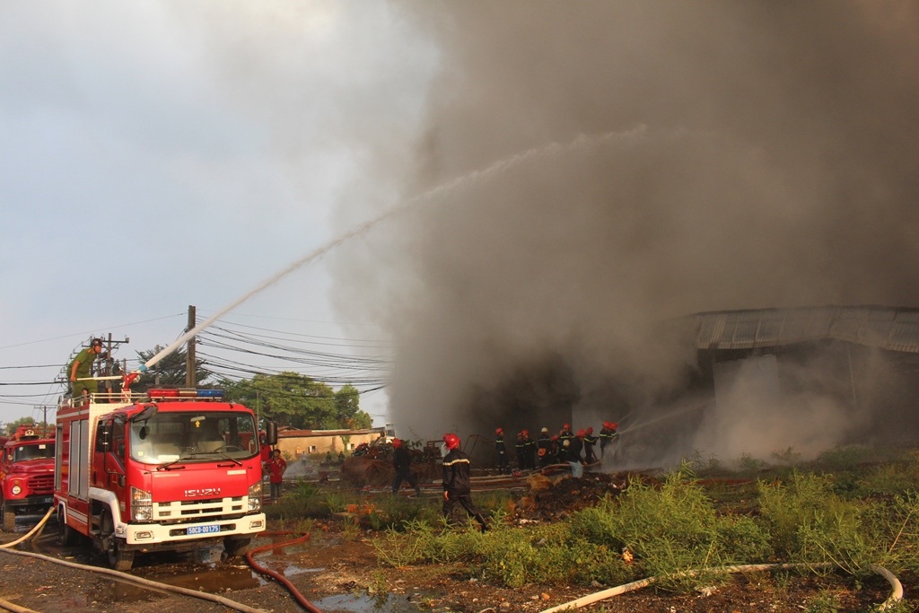 Các lực lượng cứu hỏa chi viện đã có mặt để dập lửa