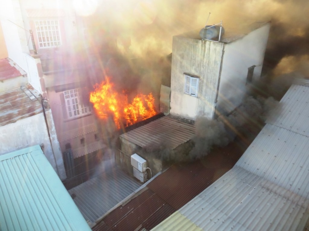 Khói lửa bao trùm căn nhà trên đường Hậu Giang.