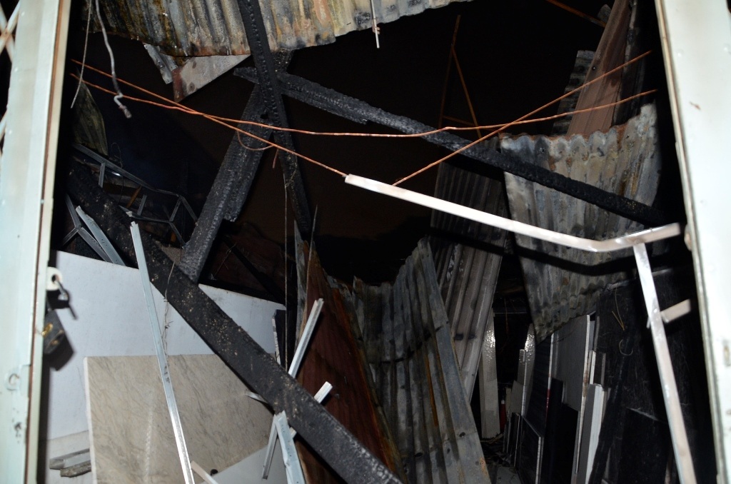 Đồ đạc trong 3 căn nhà bị cháy rụi