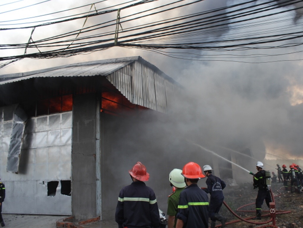 Lính cứu hỏa tích cực chiến đấu với ngọn lửa.