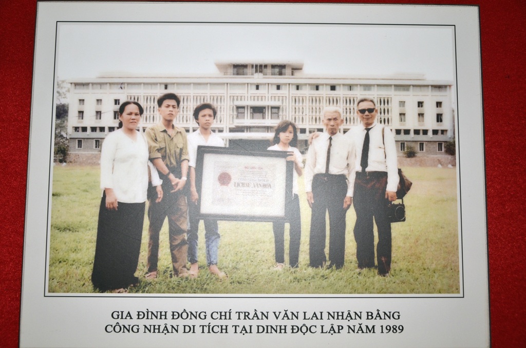 Thăm kho chứa 3 tấn vũ khí bí mật của Biệt động Sài Gòn - 22 Gia đình đồng chí Trần Văn Lai nhận bằng công nhận di tích tại Dinh Độc Lập năm 1989