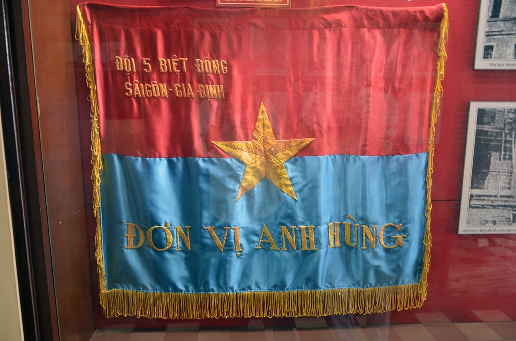 Thăm kho chứa 3 tấn vũ khí bí mật của Biệt động Sài Gòn - 23 Đội 5 Biệt động Sài Gòn nhận cờ đơn vị anh hùng.