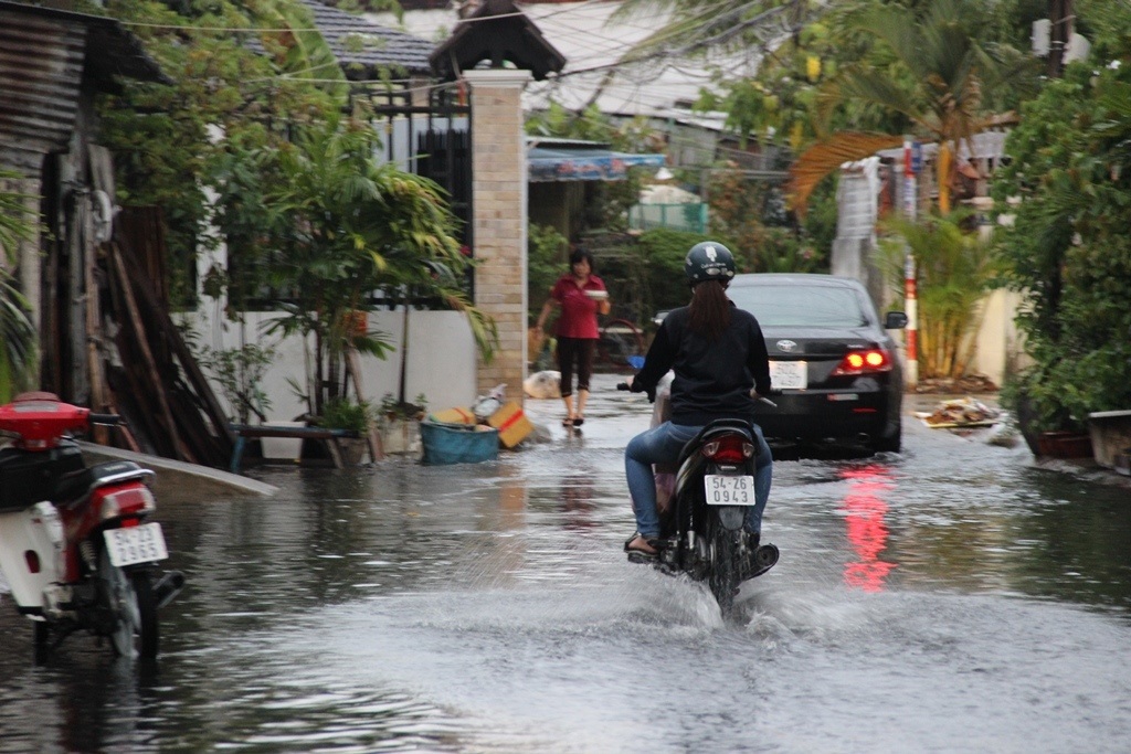 Sau đó là nhiều tuyến đường bị ngập