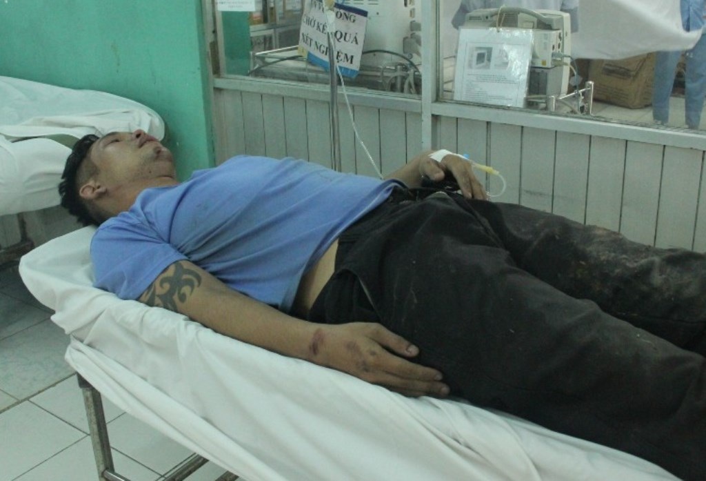 Anh V. đang được điều trị tại Bệnh viện Đa khoa huyện Hóc Môn.