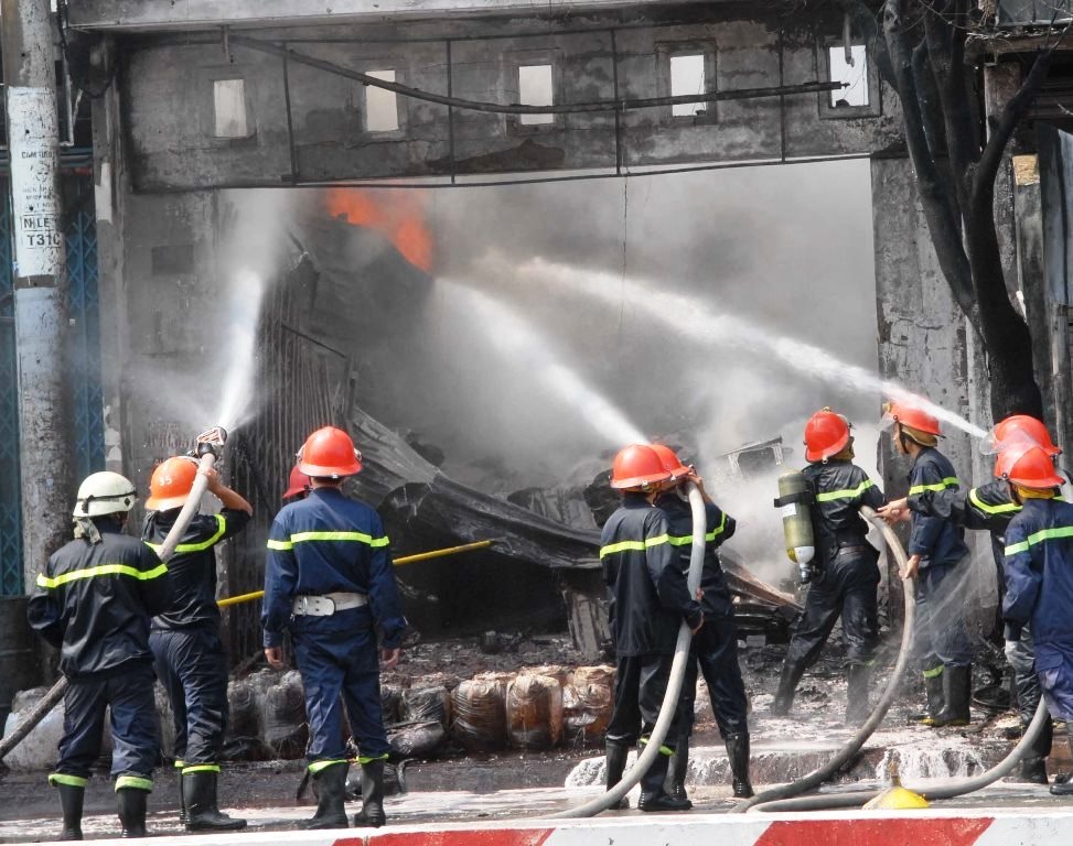 Lính cứu hỏa tiếp cận sát hiện trường để dập lửa