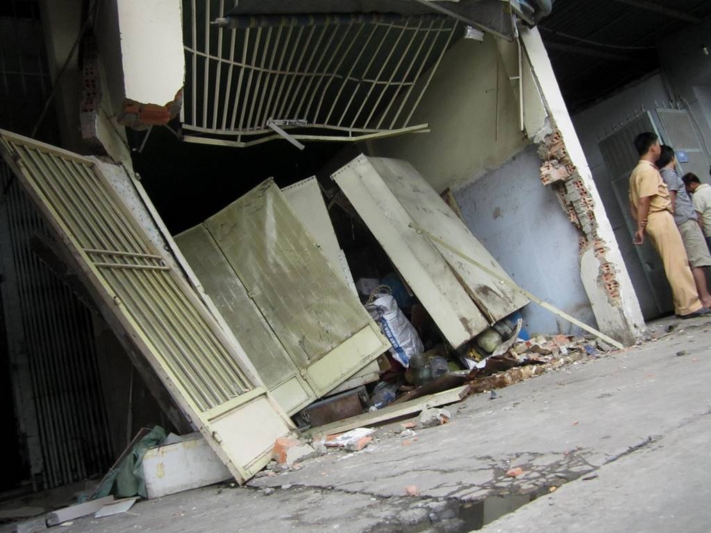 Phần phía trước nhà ông Hồng bị xe ben tông sập