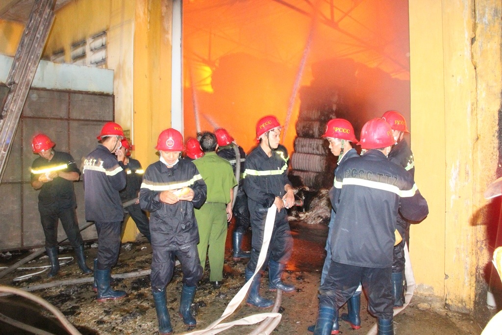 Lính cứu hỏa cố gắn dập lửa