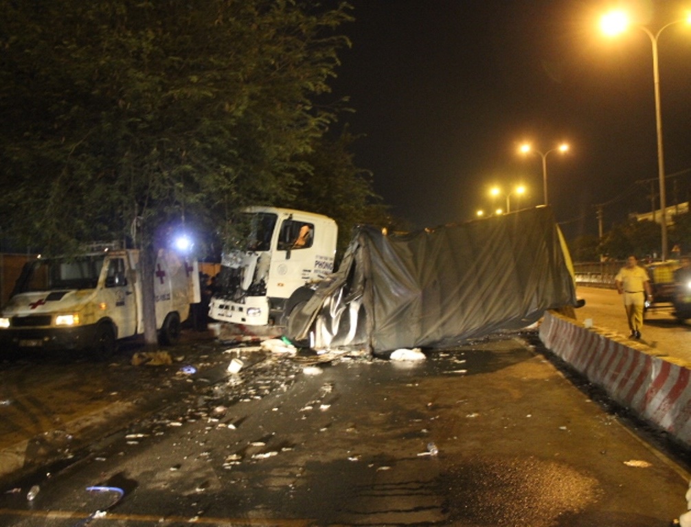 Thi thể nạn nhân được chuyển đi