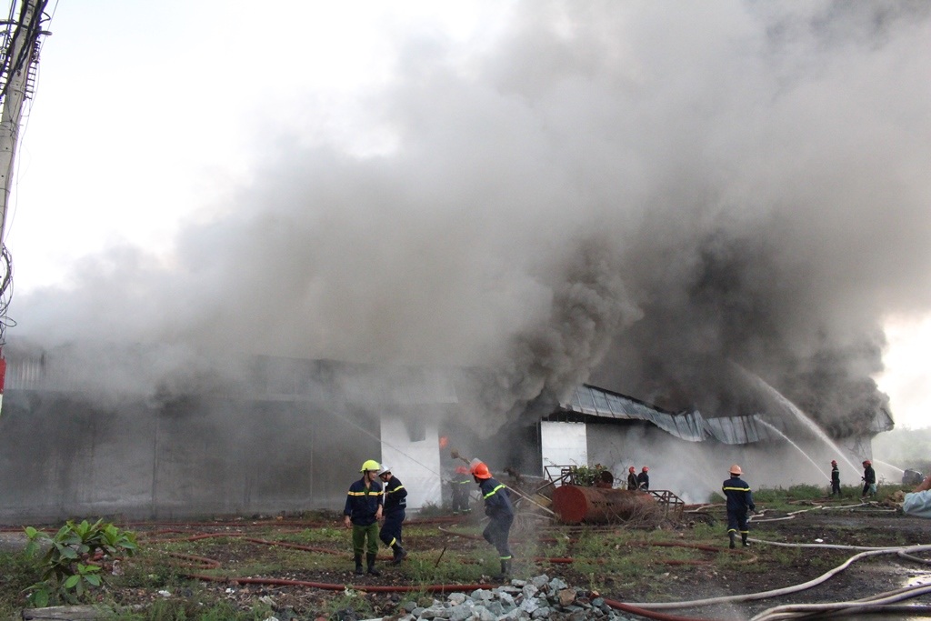 Các tuyến đường xung quanh kẹt xe kéo dài vì khu vực lớn phải phong tỏa cho công tác cứu hỏa.