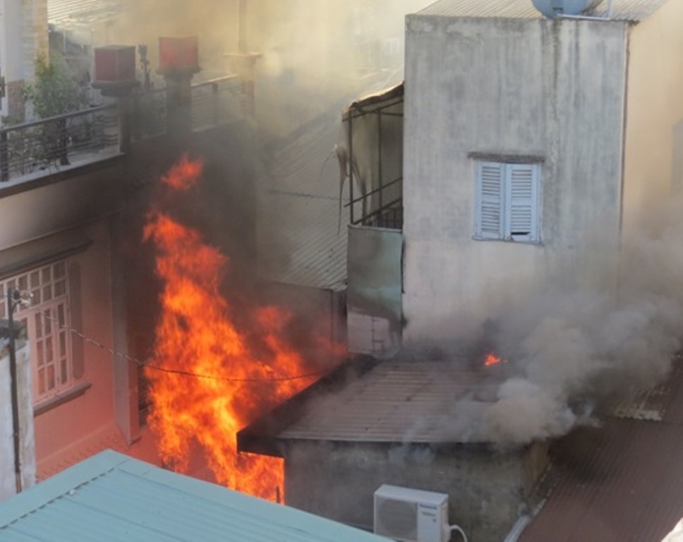 Đám cháy bùng lên dữ dội