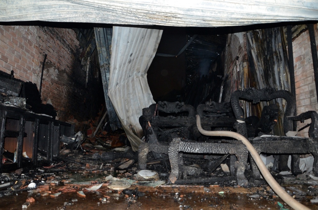 Đồ đạc trong 3 căn nhà bị cháy rụi