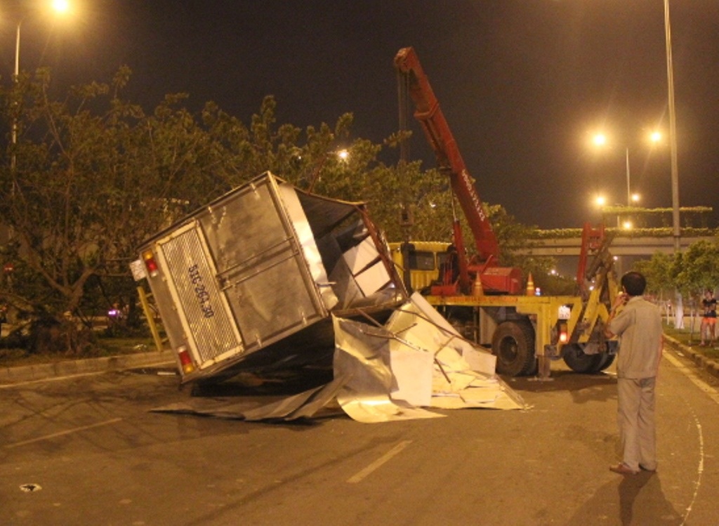 Xe cứu hộ cẩu phương tiện gặp nạn.