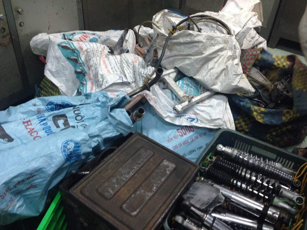 Nhiều bộ phận xe gắn máy mà công an thu giữ trong nhà các đối tượng