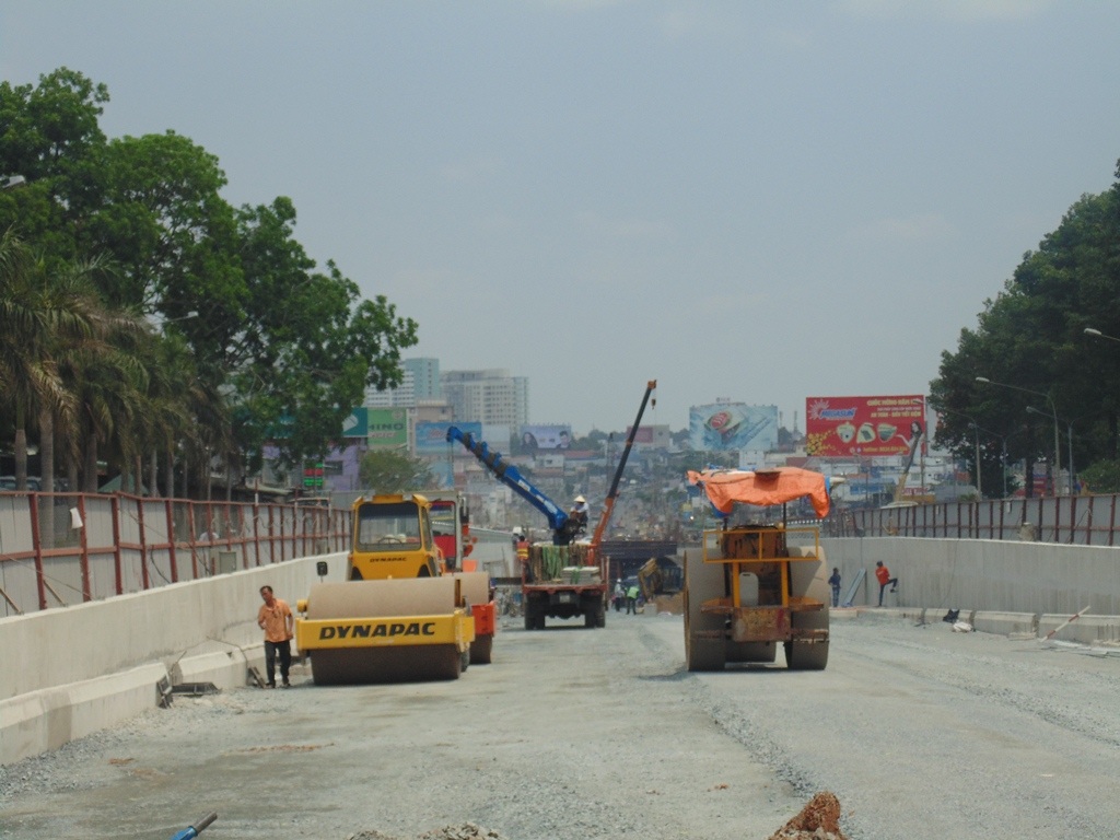 Khẩn trương thi công đường dẫn hai đầu hầm chui