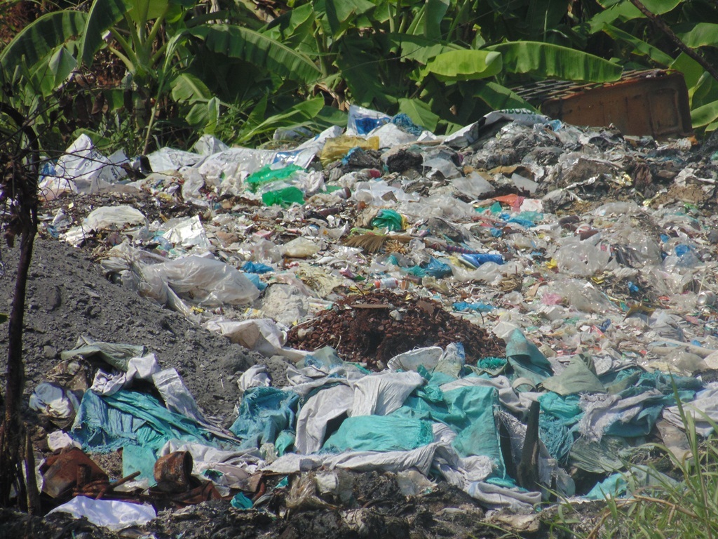 Hình ảnh ô nhiễm, nhếch nhác của xưởng phế liệu nằm giữa khu dân cư.