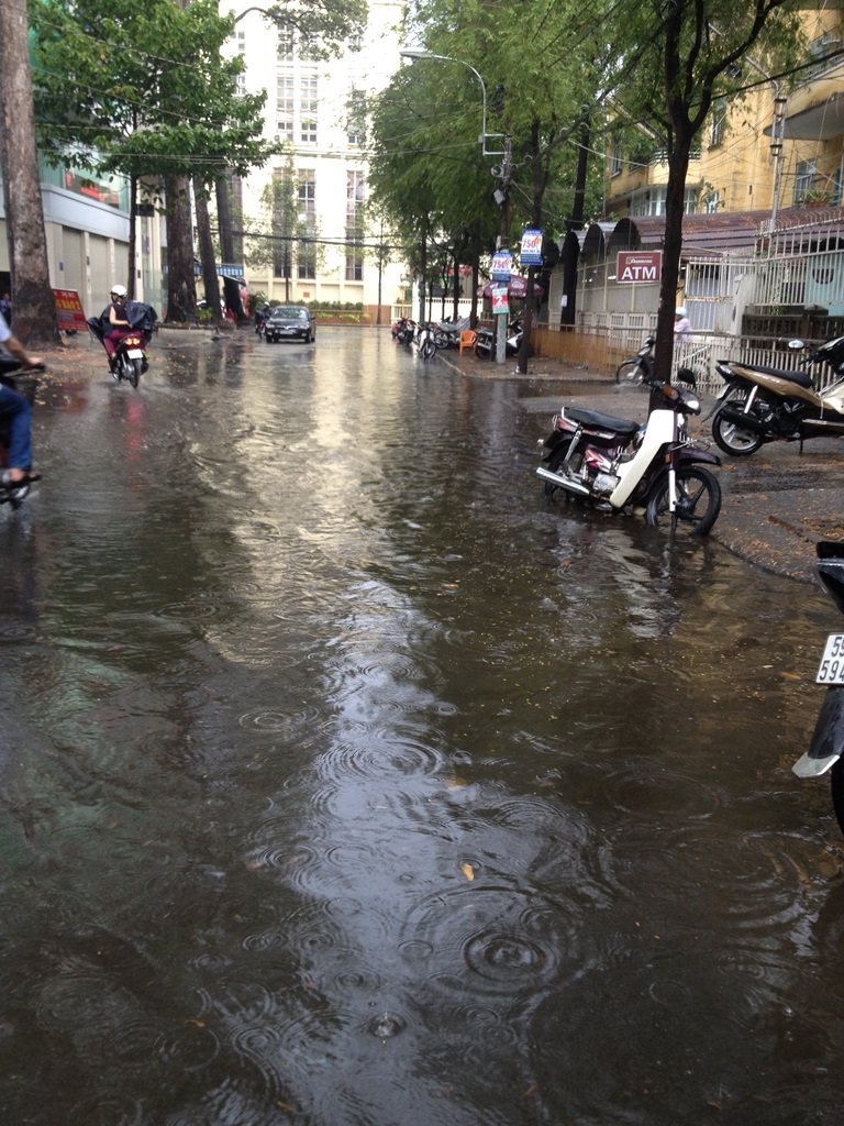 Sau đó là nhiều tuyến đường bị ngập