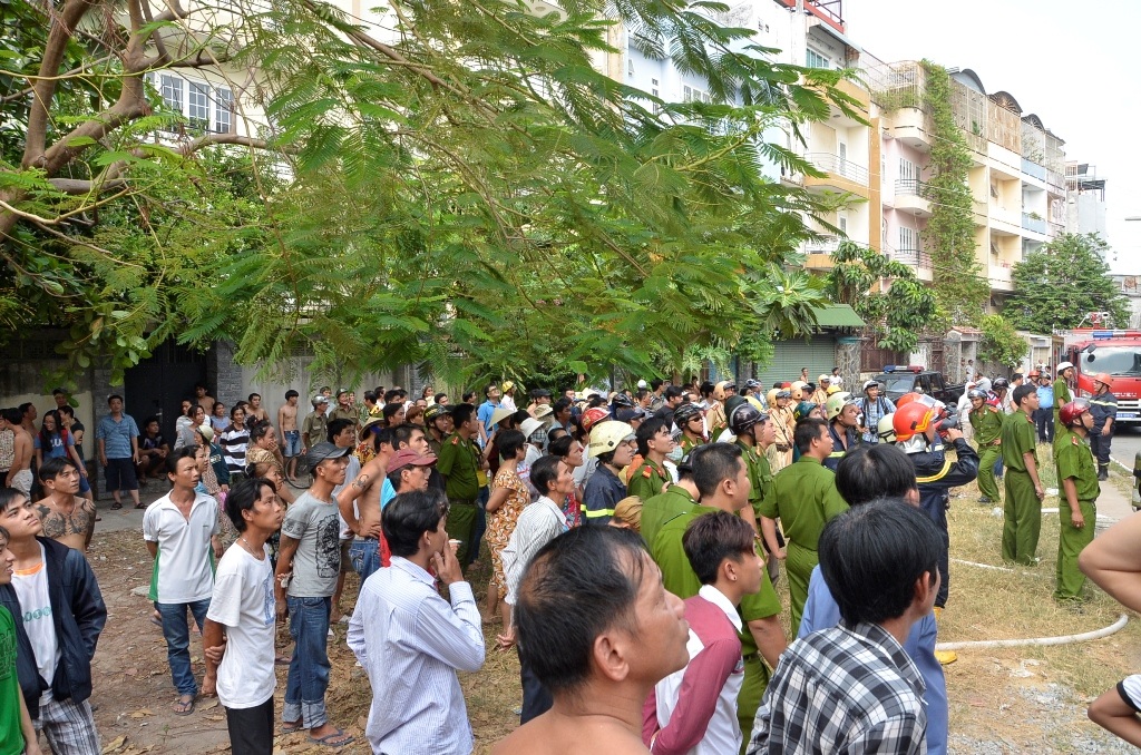 Rất đông người dân tập trung theo dõi vụ việc