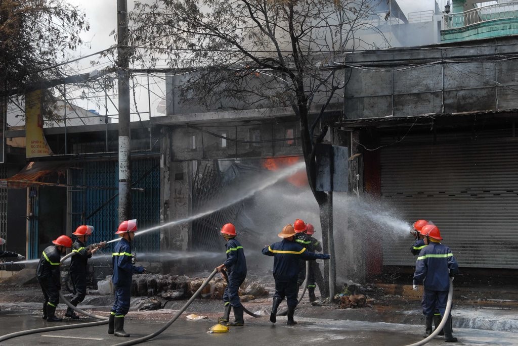 Lính cứu hỏa tiếp cận sát hiện trường để dập lửa