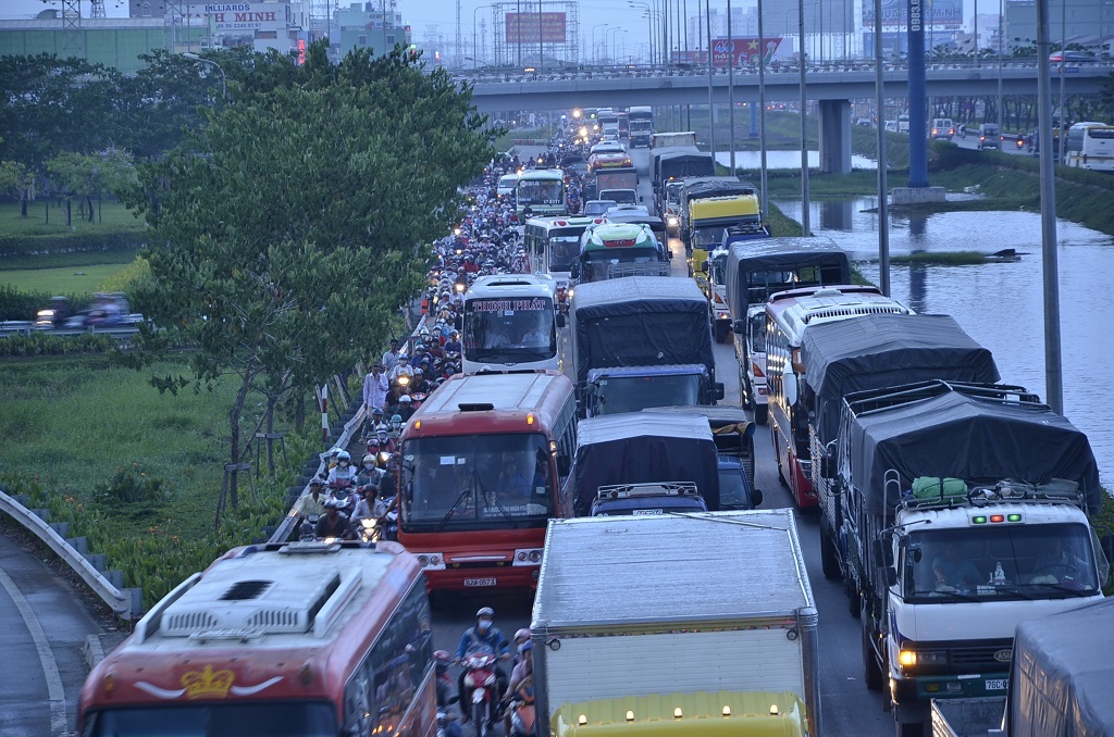 Dòng ô tô, xe máy xếp hàng dài trên quốc lộ