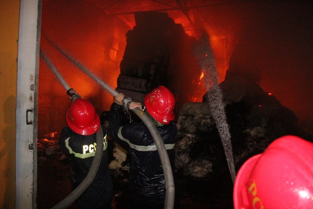 Lính cứu hỏa cố gắn dập lửa