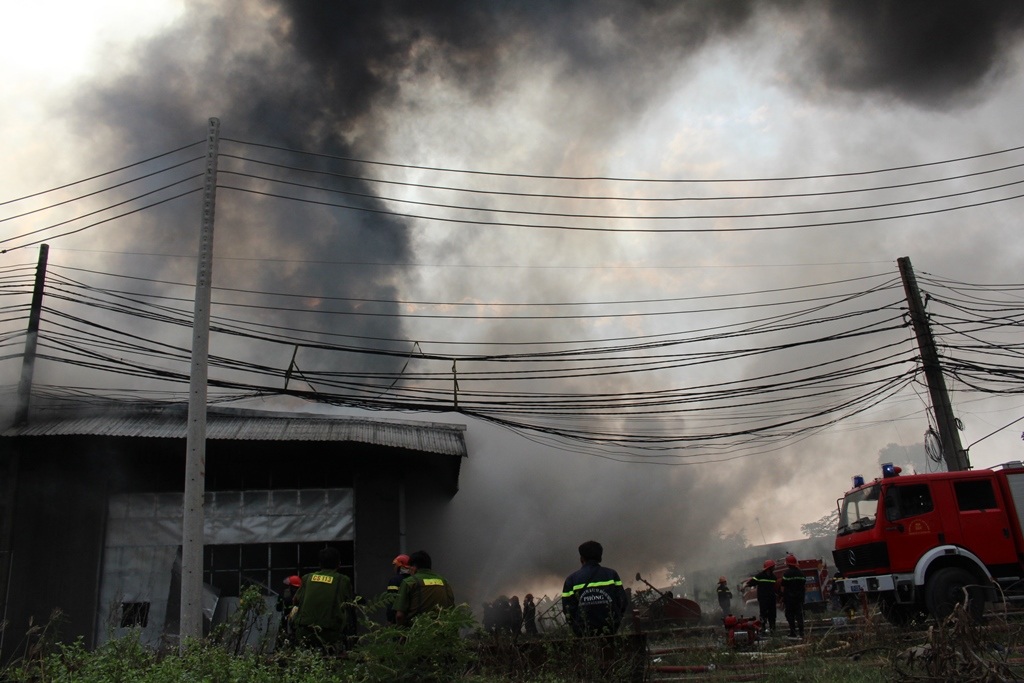 Các tuyến đường xung quanh kẹt xe kéo dài vì khu vực lớn phải phong tỏa cho công tác cứu hỏa.