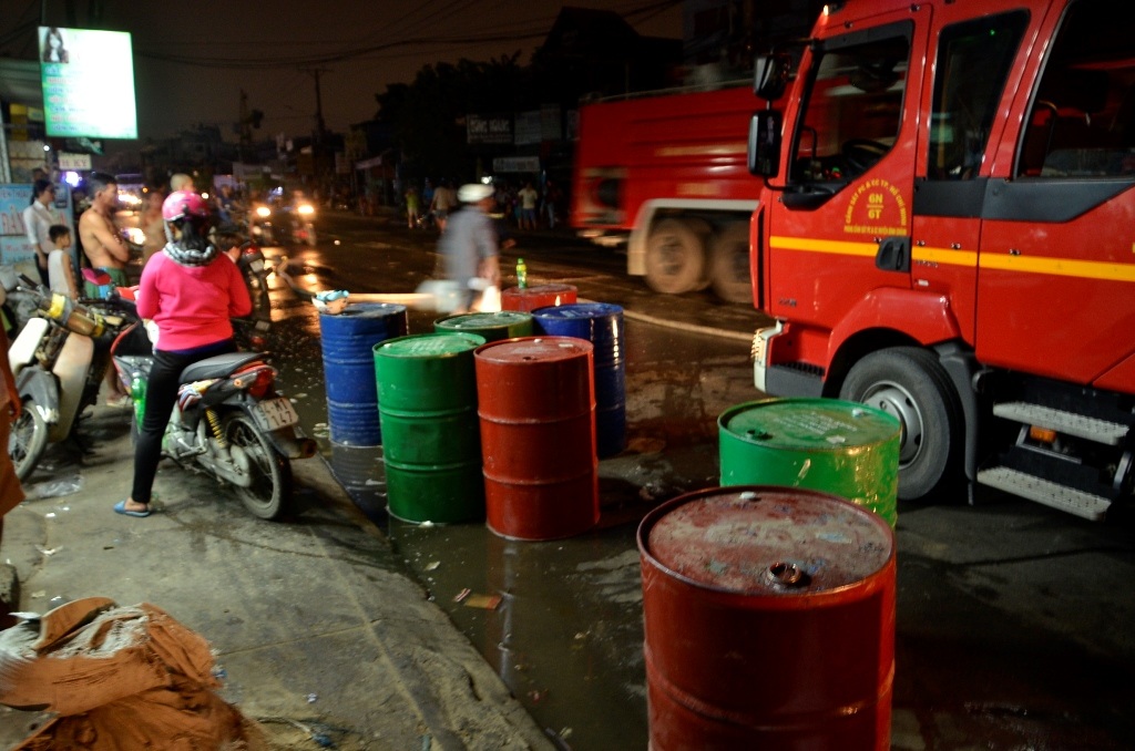 Nhiều thùng dung môi được di chuyển ra khỏi vụ cháy