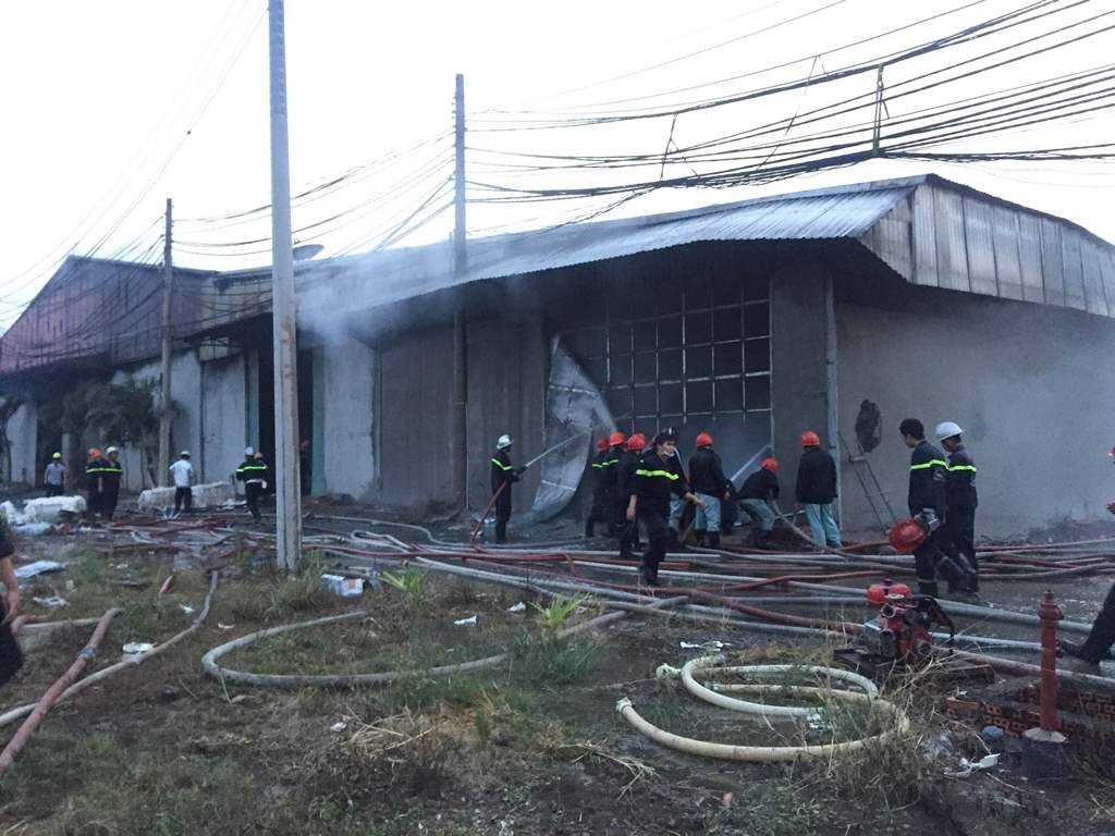 Lính cứu hỏa khống chế không cho lửa cháy lan ra các khu vực khác lúc 18h