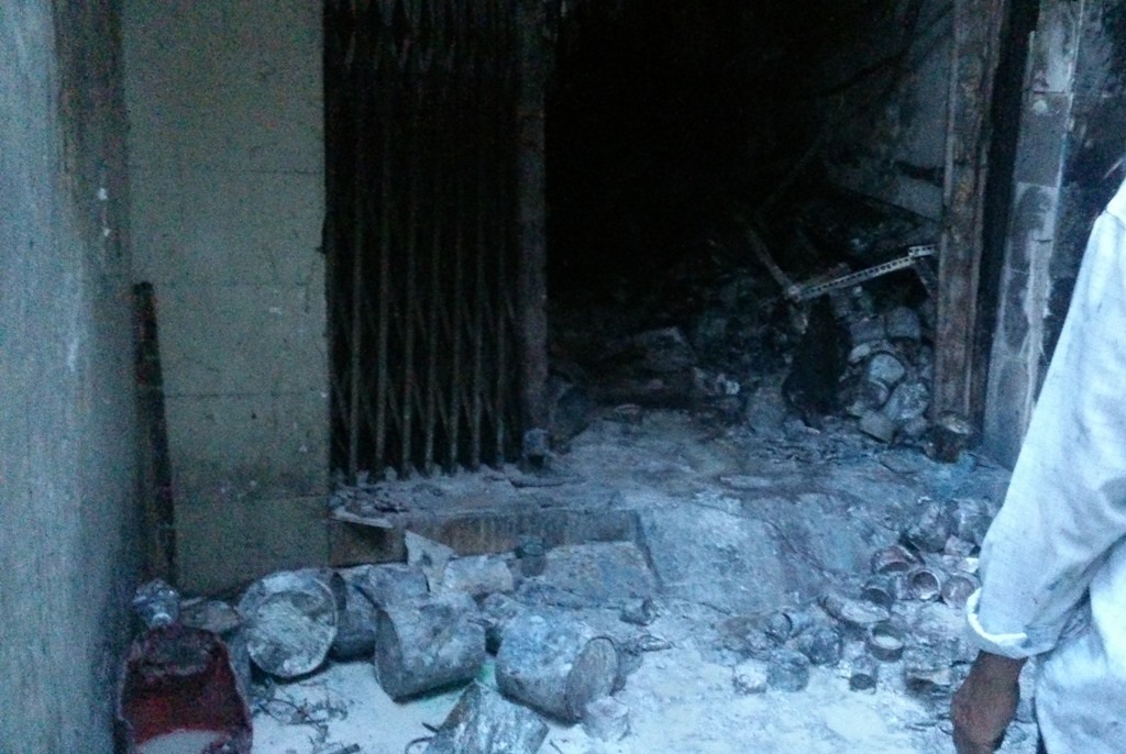 Toàn bộ tầng trệt căn nhà bị thiêu rụi.