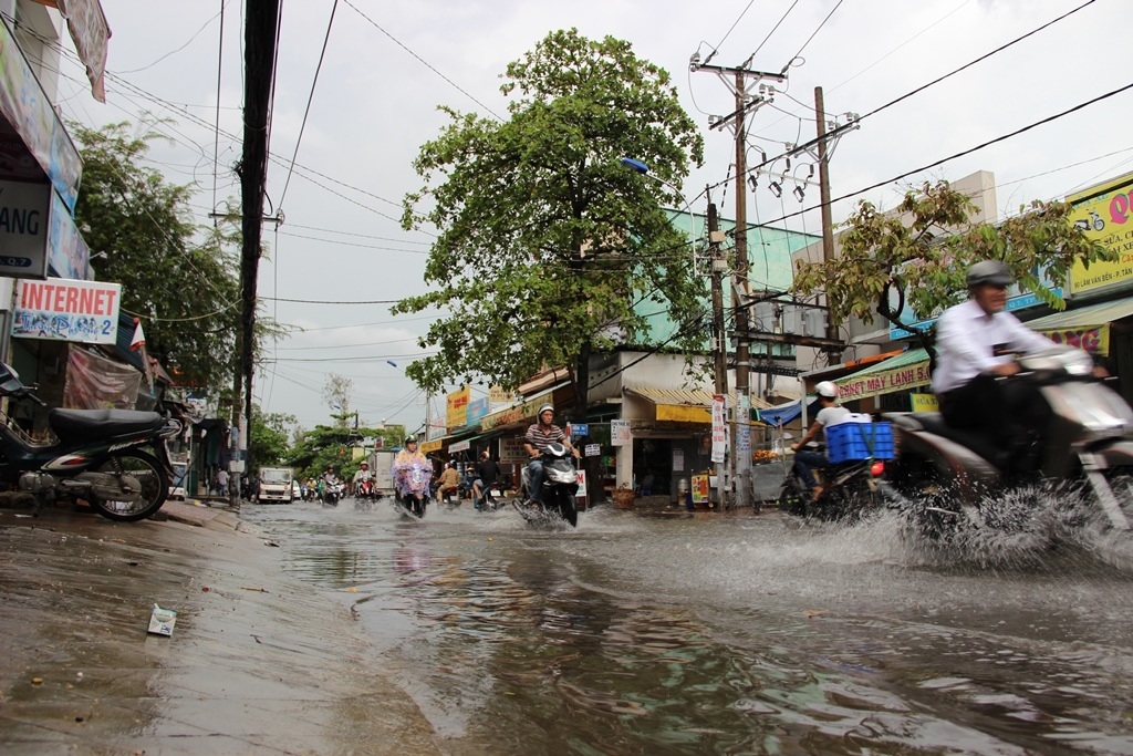 Sau đó là nhiều tuyến đường bị ngập