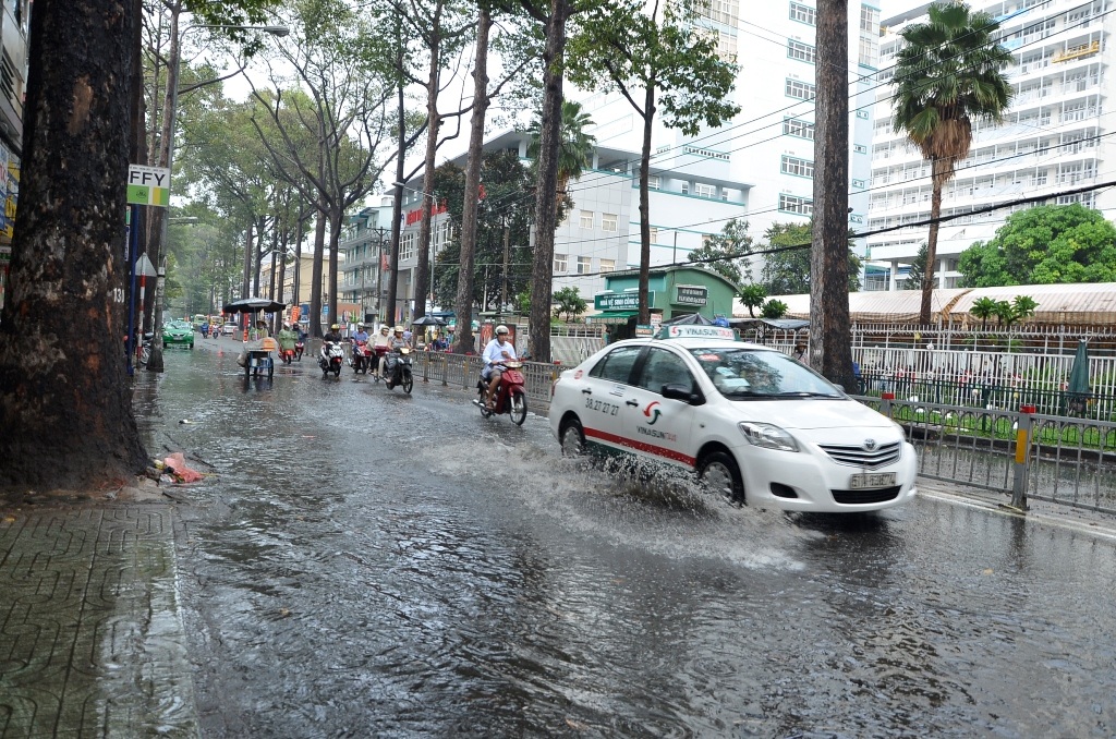 Sau đó là nhiều tuyến đường bị ngập