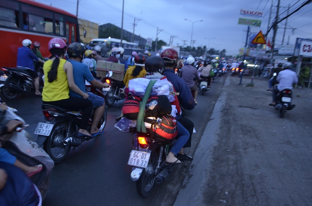 Người dân lỉnh khỉnh đồ đạc kéo về quê bằng xe gắn máy