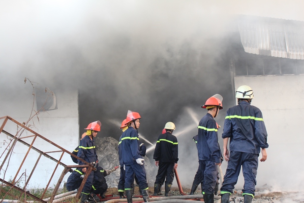 Các tuyến đường xung quanh kẹt xe kéo dài vì khu vực lớn phải phong tỏa cho công tác cứu hỏa.