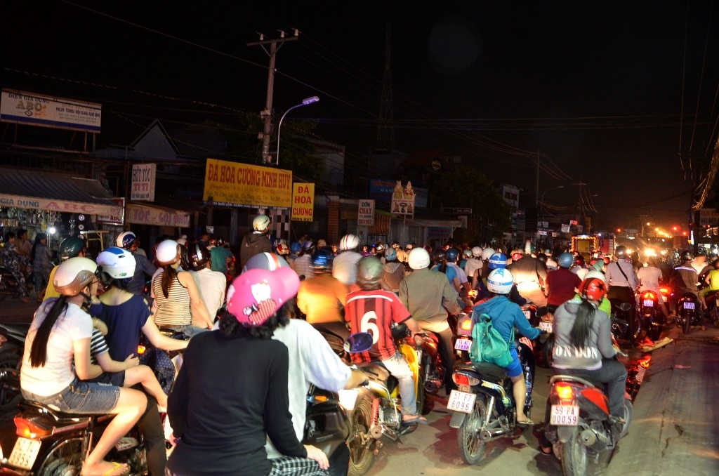 Các phương tiện xếp hàng dài trên quốc lộ 50 do ảnh hưởng của vụ cháy.